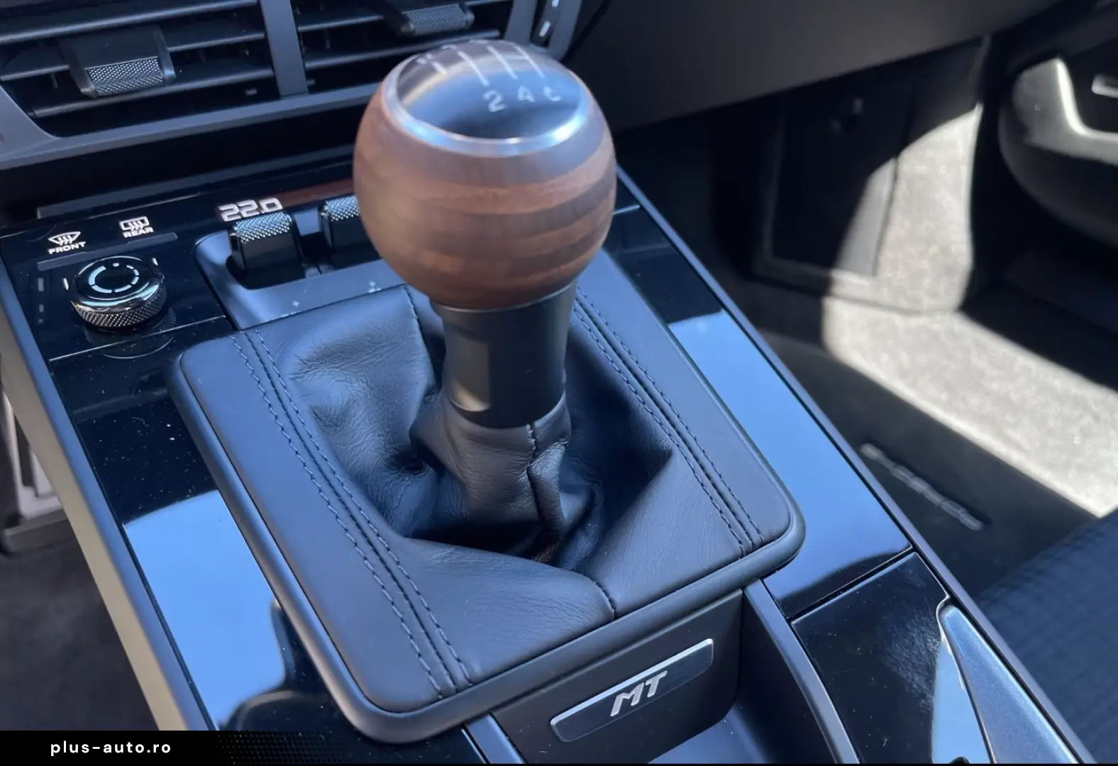 Porsche 992 911 Carrera T Cartagenagelb