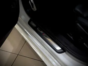 BMW 320i M-SPORTPAKET 1.HD NAVI HEAD-UP SCHIEBEDACH