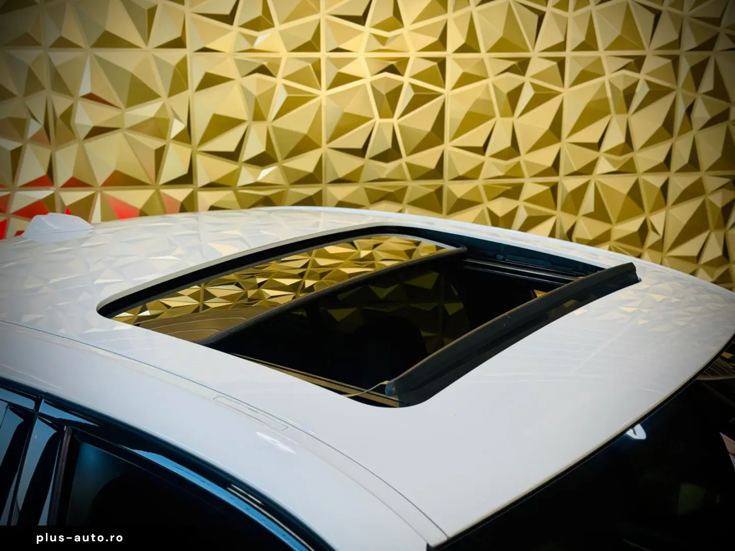 BMW 320i M-SPORTPAKET 1.HD NAVI HEAD-UP SCHIEBEDACH