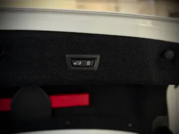 BMW 320i M-SPORTPAKET 1.HD NAVI HEAD-UP SCHIEBEDACH