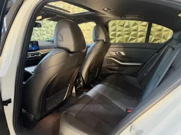 BMW 320i M-SPORTPAKET 1.HD NAVI HEAD-UP SCHIEBEDACH