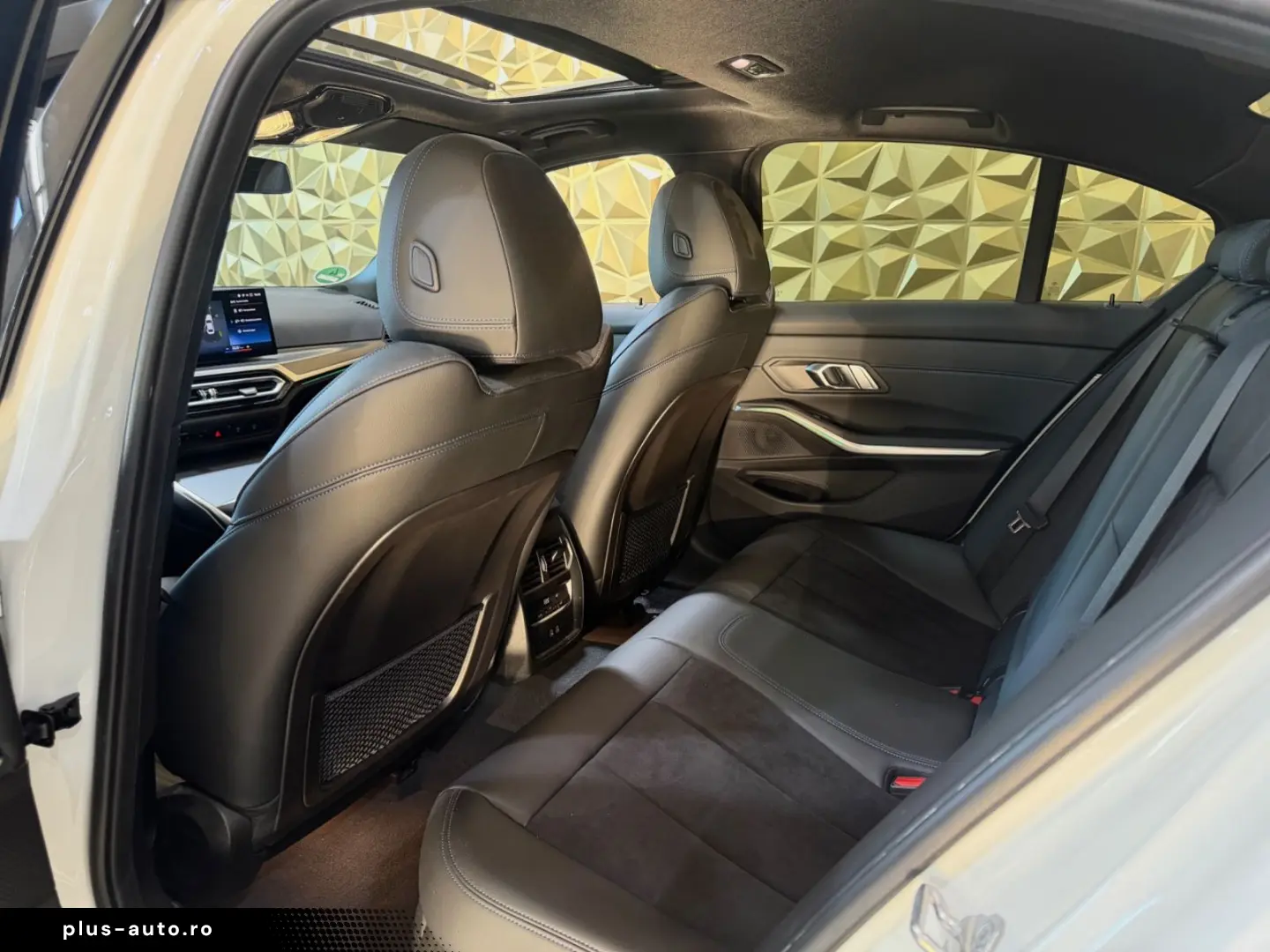 BMW 320i M-SPORTPAKET 1.HD NAVI HEAD-UP SCHIEBEDACH