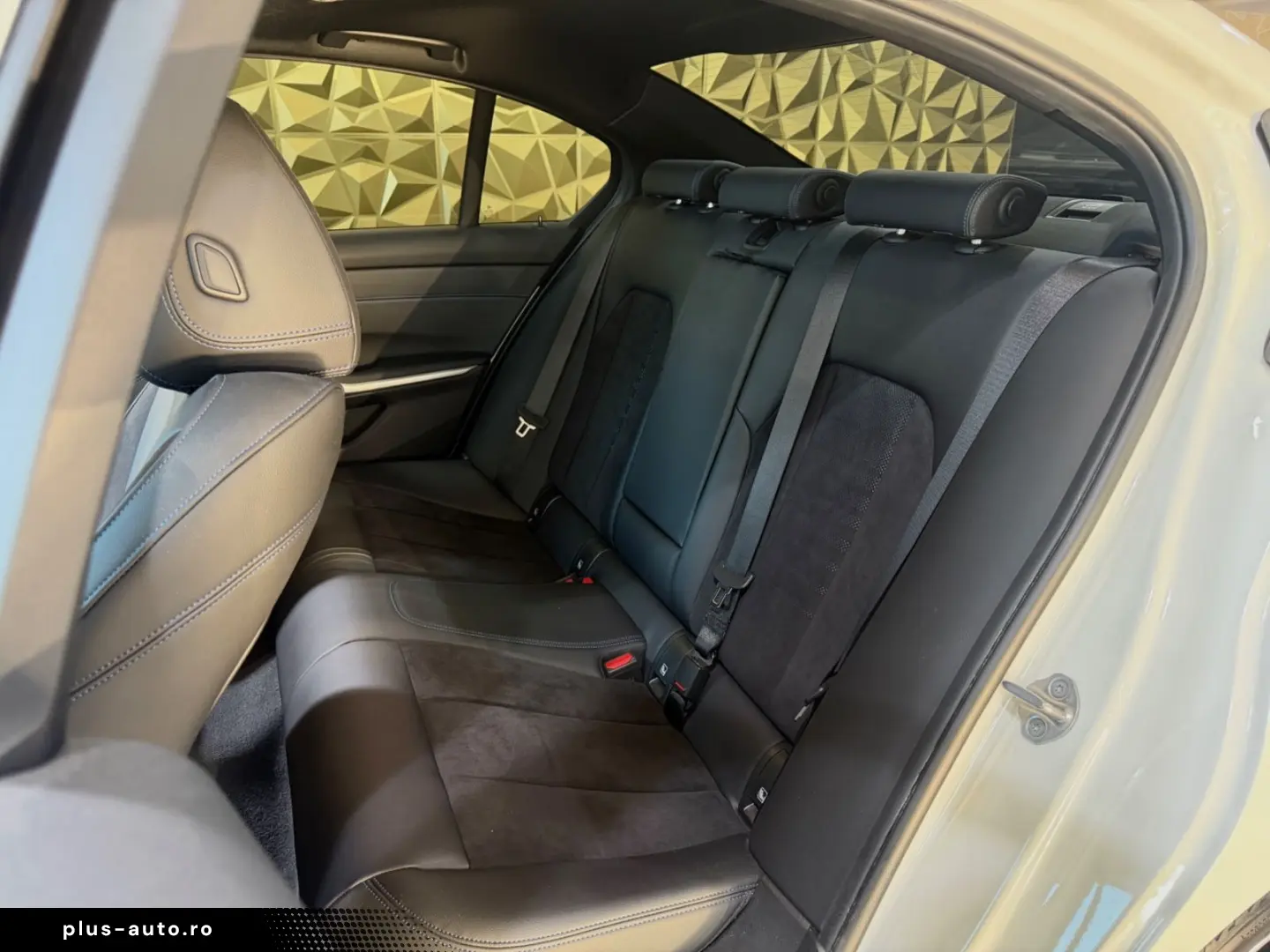 BMW 320i M-SPORTPAKET 1.HD NAVI HEAD-UP SCHIEBEDACH