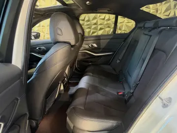 BMW 320i M-SPORTPAKET 1.HD NAVI HEAD-UP SCHIEBEDACH