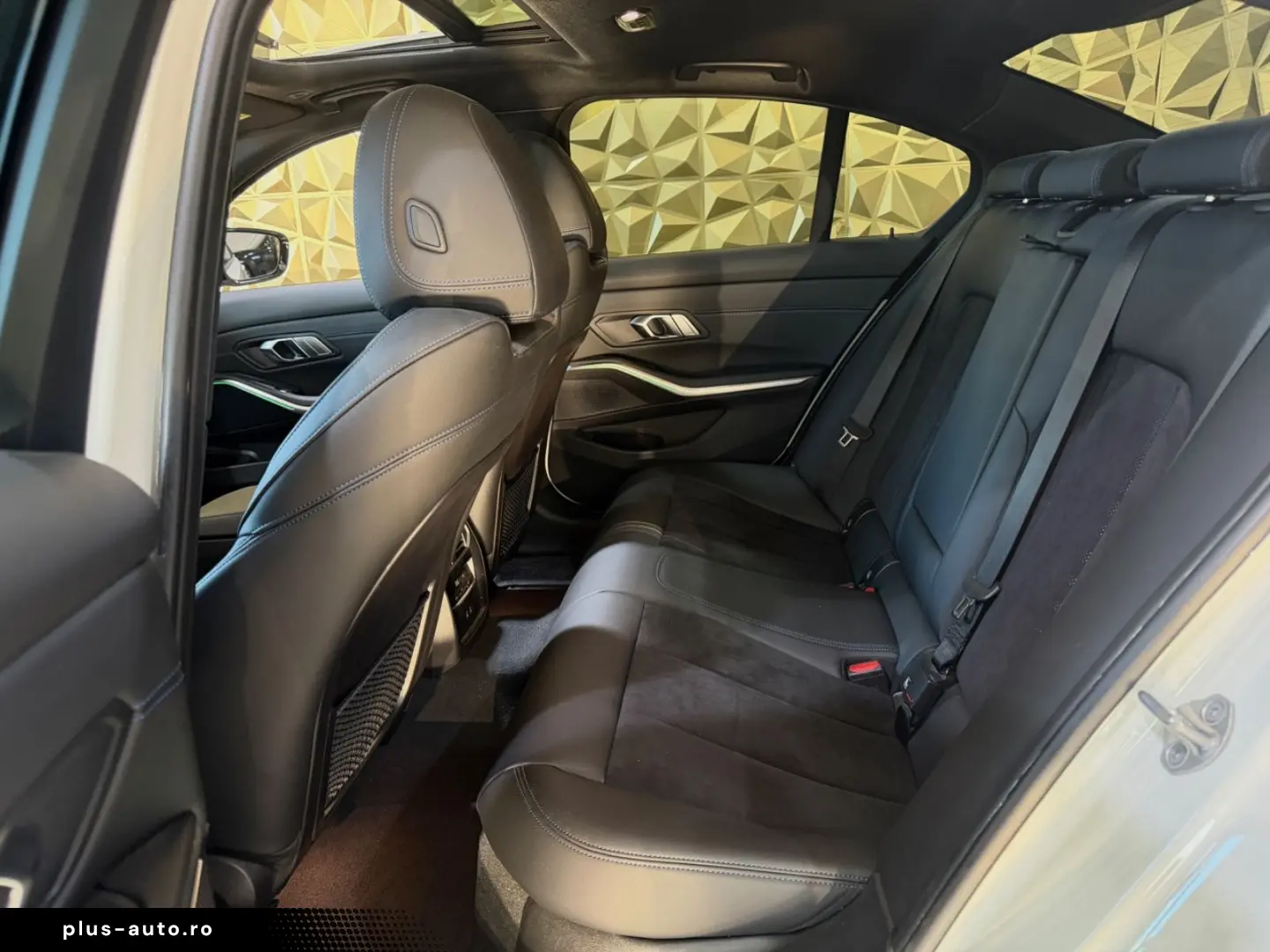 BMW 320i M-SPORTPAKET 1.HD NAVI HEAD-UP SCHIEBEDACH