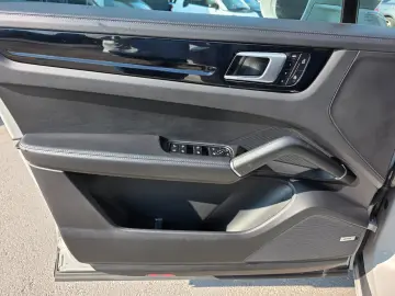 PORSCHE CAYENNE E-HYBRID PANO LUFT SPORT CHRONO BT