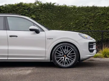 PORSCHE Cayenne E-HYBRID SPORTDES UITL AIR MATR PANO ACC