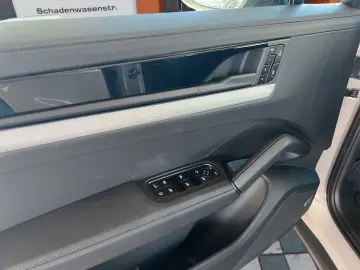 PORSCHE Cayenne E-Hybrid Kreide · NightVision · Massage