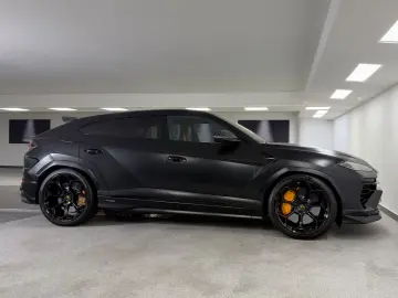 LAMBORGHINI Urus 4.0 V8 SE  NOVITEC AKRAPOVIC