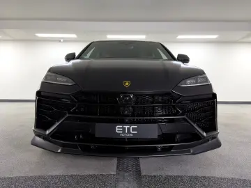 LAMBORGHINI Urus 4.0 V8 SE  NOVITEC AKRAPOVIC