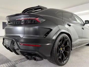 LAMBORGHINI Urus 4.0 V8 SE  NOVITEC AKRAPOVIC