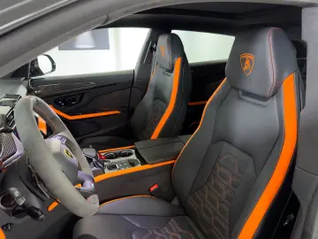 LAMBORGHINI Urus 4.0 V8 SE  NOVITEC AKRAPOVIC