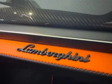 LAMBORGHINI Urus 4.0 V8 SE  NOVITEC AKRAPOVIC
