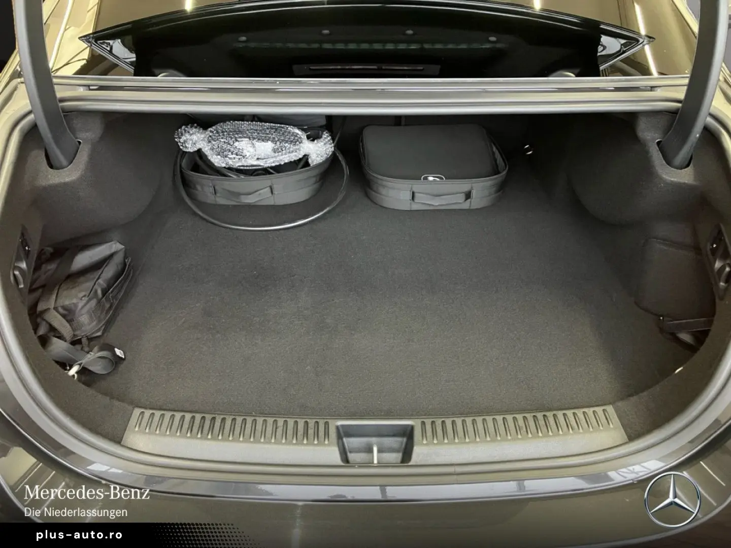 MERCEDES-BENZ E 300 de AMG Prem  PANO NIGHT HUD FAHR&hellip;