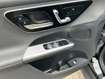 MERCEDES-BENZ GLC 200 4MATIC Avantgarde  Distronic  LED