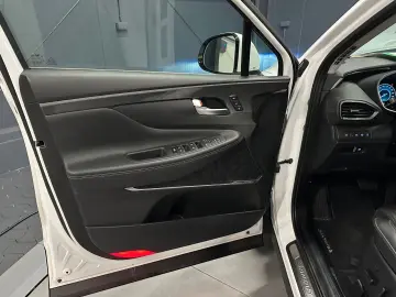 HYUNDAI Santa Fe Prime Hybrid  nur 16.000 km 19Zoll 360