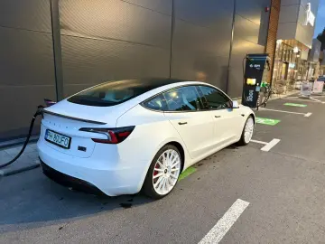 Tesla Model 3 PERFORMANCE - Highland
