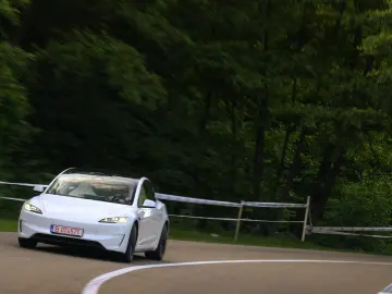 Tesla Model 3 PERFORMANCE - Highland