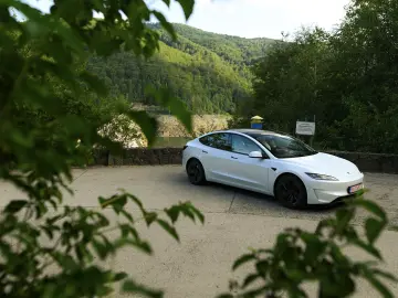 Tesla Model 3 PERFORMANCE - Highland