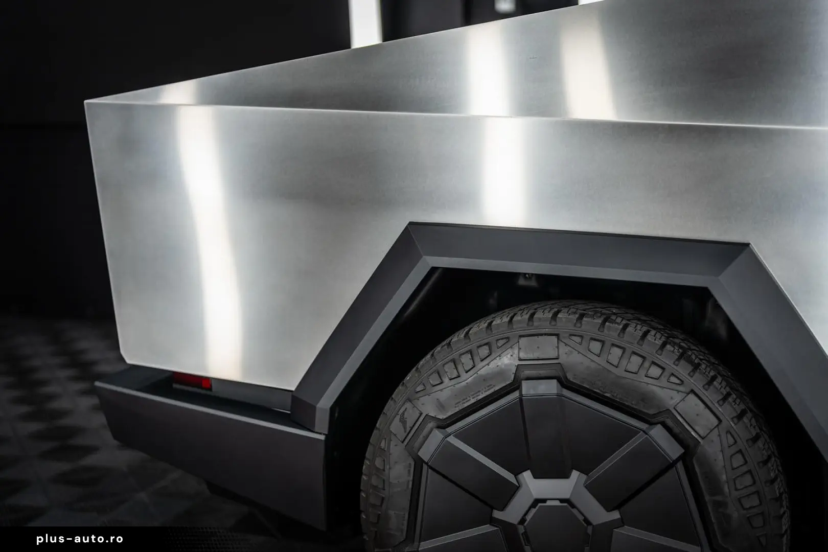 TESLA CYBERTRUCK - Este In Romania  diponibil imediat