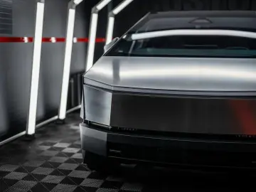 TESLA CYBERTRUCK - Este In Romania  diponibil imediat