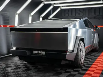 TESLA CYBERTRUCK - Este In Romania  diponibil imediat