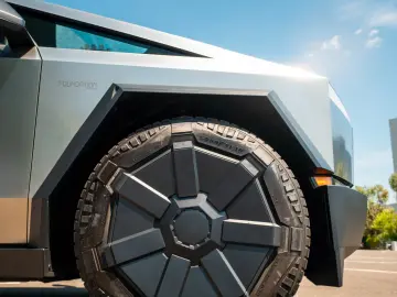 TESLA CYBERTRUCK - Este In Romania  diponibil imediat