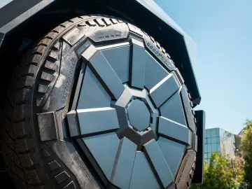 TESLA CYBERTRUCK - Este In Romania  diponibil imediat