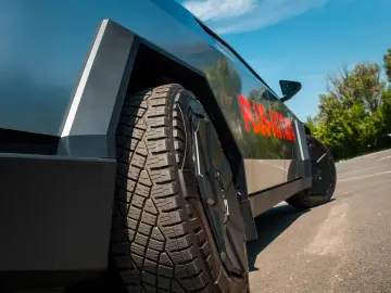 TESLA CYBERTRUCK - Este In Romania  diponibil imediat