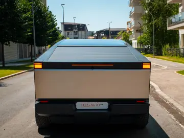 TESLA CYBERTRUCK - Este In Romania  diponibil imediat
