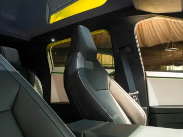 TESLA CYBERTRUCK - Este In Romania  diponibil imediat