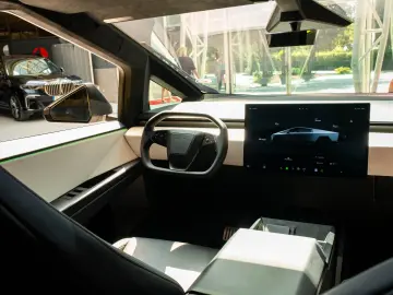 TESLA CYBERTRUCK - Este In Romania  diponibil imediat