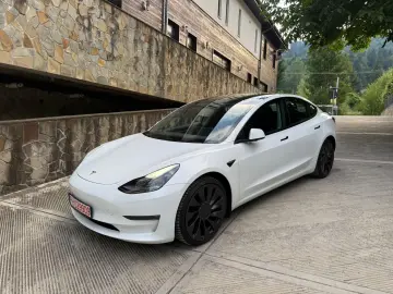 Tesla Model 3 Performance -  posibilitatea leasing