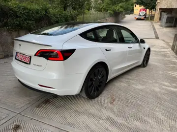 Tesla Model 3 Performance -  posibilitatea leasing