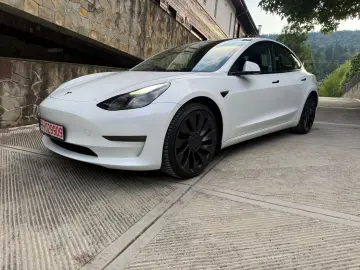 Tesla Model 3 Performance -  posibilitatea leasing