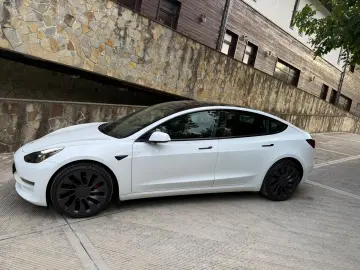 Tesla Model 3 Performance -  posibilitatea leasing