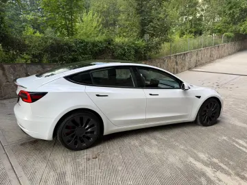 Tesla Model 3 Performance -  posibilitatea leasing