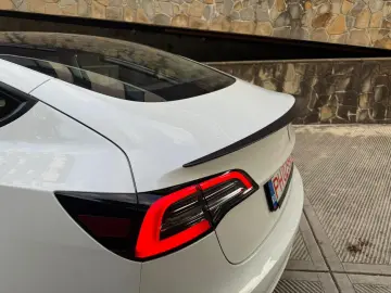 Tesla Model 3 Performance -  posibilitatea leasing