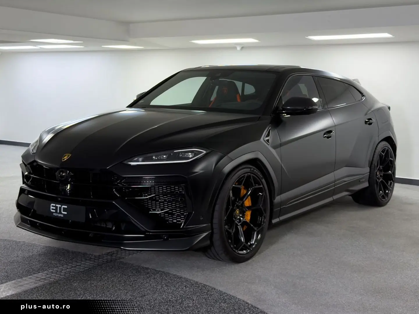 LAMBORGHINI Urus 4.0 V8 SE  NOVITEC AKRAPOVIC