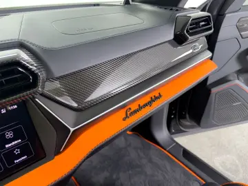 LAMBORGHINI Urus 4.0 V8 SE  NOVITEC AKRAPOVIC