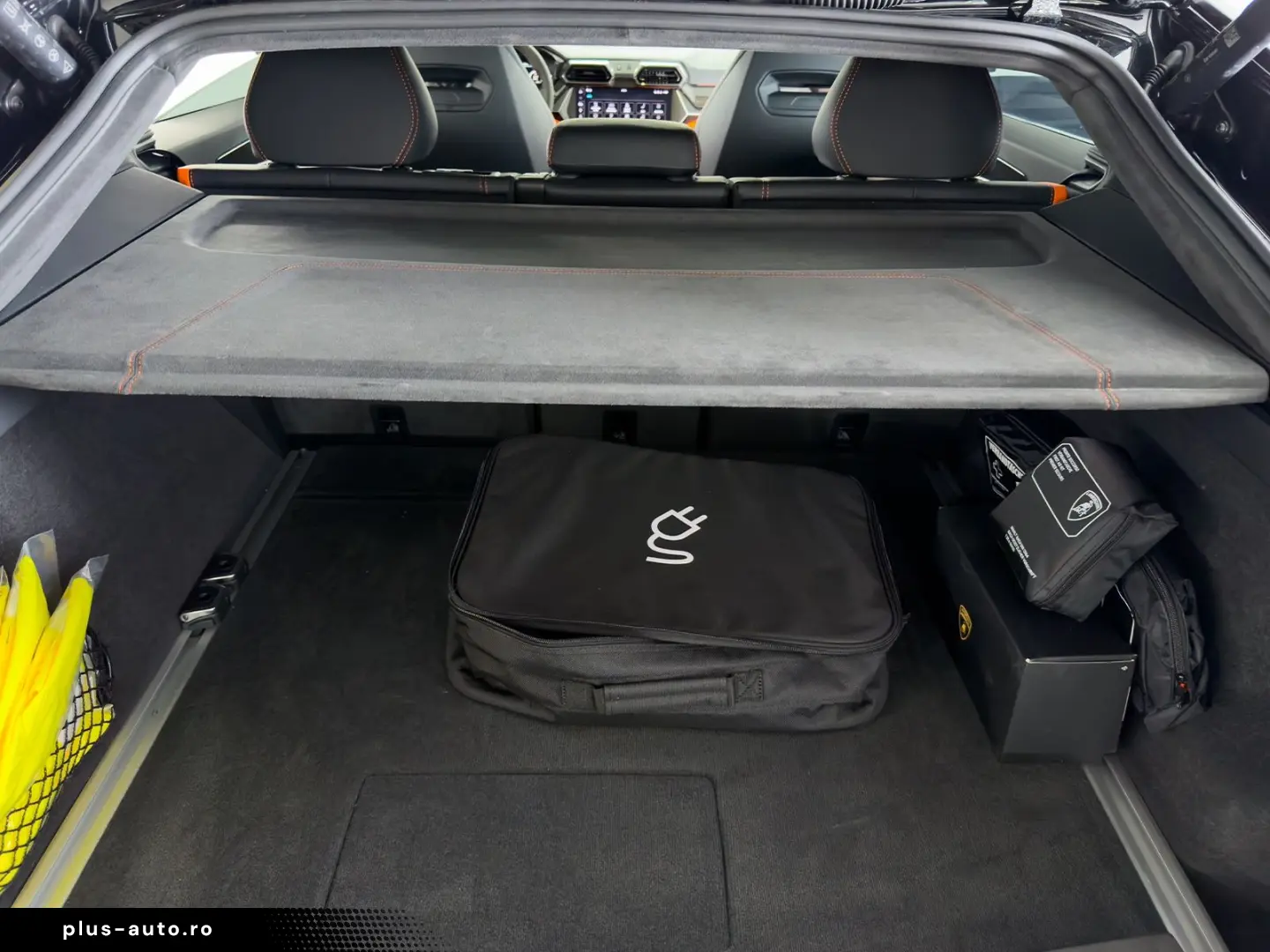 LAMBORGHINI Urus 4.0 V8 SE  NOVITEC AKRAPOVIC