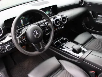 MERCEDES-BENZ A 180 d VOLLSHEFT LEDER PDC BT NAVI SHZ