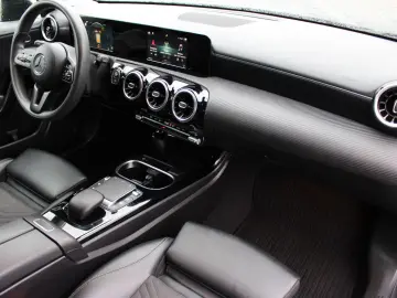 MERCEDES-BENZ A 180 d VOLLSHEFT LEDER PDC BT NAVI SHZ