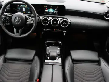 MERCEDES-BENZ A 180 d VOLLSHEFT LEDER PDC BT NAVI SHZ