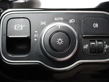 MERCEDES-BENZ A 180 d VOLLSHEFT LEDER PDC BT NAVI SHZ