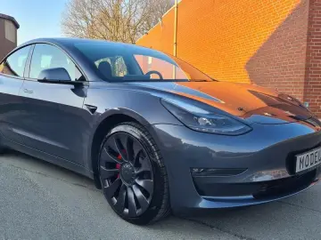 TESLA Model 3 PERFORMANCE