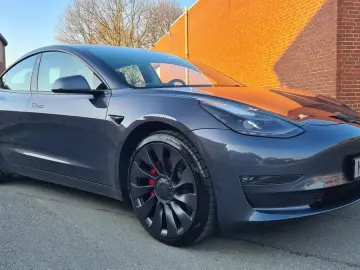 TESLA Model 3 PERFORMANCE