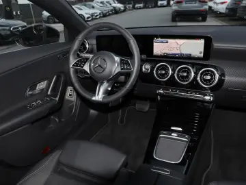 MERCEDES-BENZ CLA 180 MBUX-Navi LED