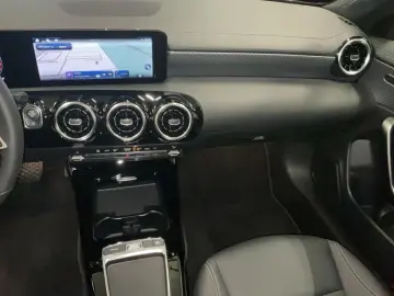 MERCEDES-BENZ CLA 180 PROGRESSIVE