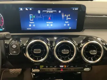 MERCEDES-BENZ CLA 180 PROGRESSIVE